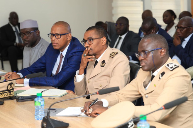 Rencontre à la Primature : Ousmane SONKO Échange avec les Acteurs de Colobane