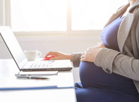 MATERNITÉ ET CARRIÈRE : LE PRIX INVISIBLE QUE LES FEMMES CONTINUENT DE PAYER AU TRAVAIL MATERNITÉ ET CARRIÈRE : LE PRIX INVISIBLE QUE LES FEMMES CONTINUENT DE PAYER AU TRAVAIL