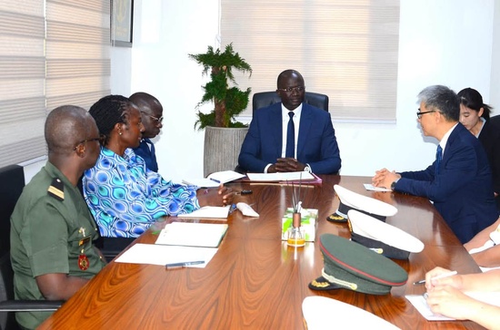 COOPÉRATION MILITAIRE SÉNÉGAL-CHINE : LE NAVIRE-HÔPITAL JI XIANG FANG ZHOU AU CŒUR D’UNE NOUVELLE OFFENSIVE SANITAIRE COOPÉRATION MILITAIRE SÉNÉGAL-CHINE : LE NAVIRE-HÔPITAL JI XIANG FANG ZHOU AU CŒUR D’UNE NOUVELLE OFFENSIVE SANITAIRE