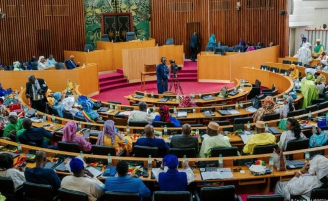 Dissolution de l'Assemblée nationale : Une Stratégie Cruciale pour Rétablir l'Équilibre Politique