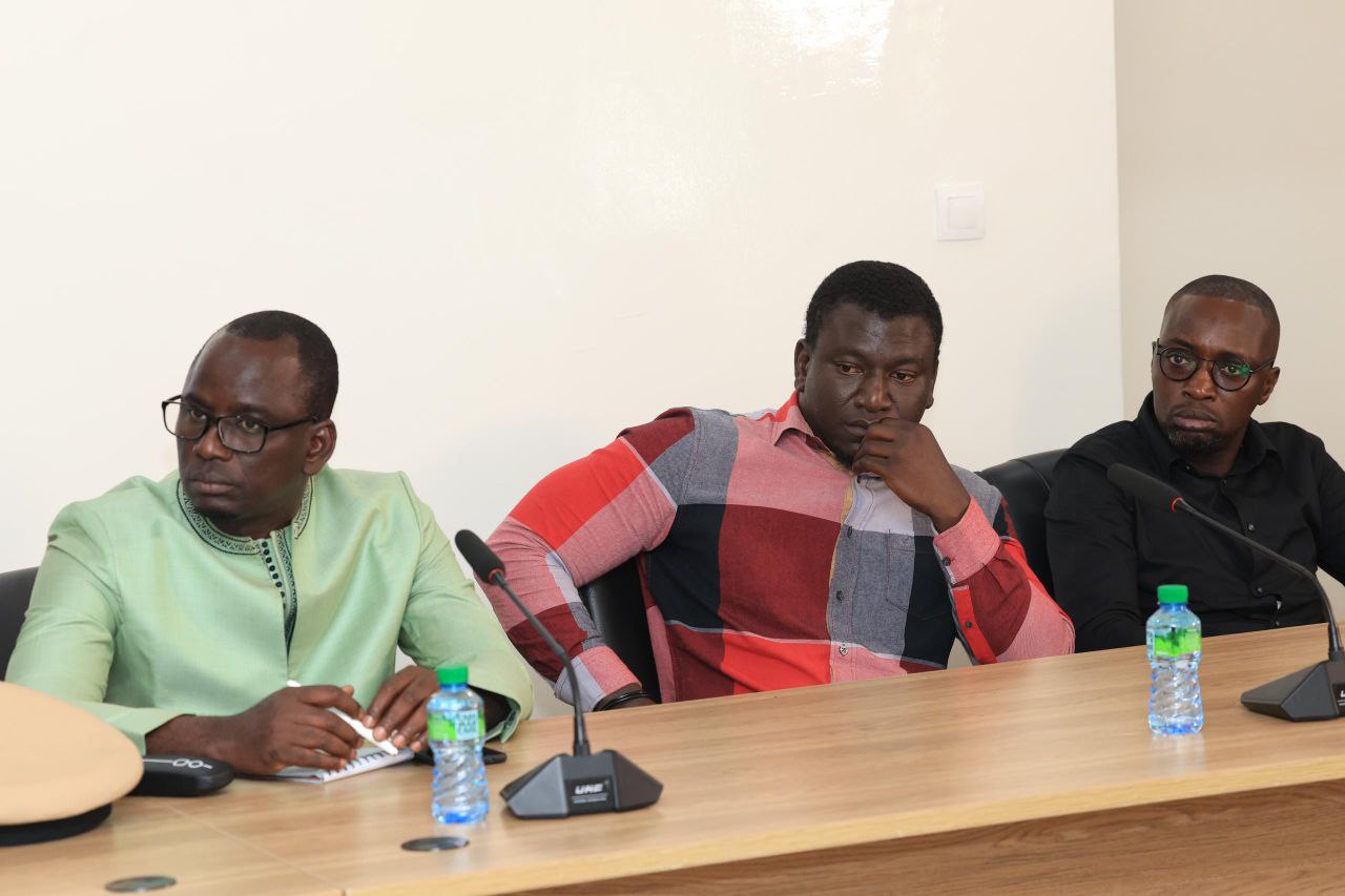 Rencontre à la Primature : Ousmane SONKO Échange avec les Acteurs de Colobane