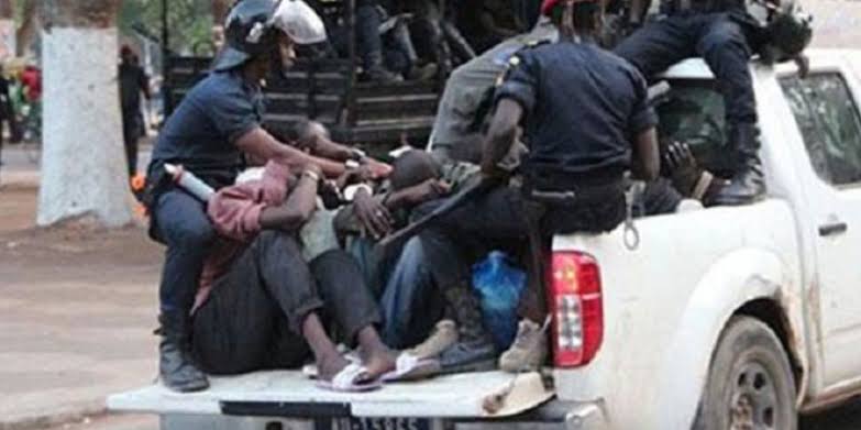 GRAND-YOFF : UNE INTERPELLATION POUR TRAFIC PRÉSUMÉ DE CHANVRE INDIEN DÉGÉNÈRE, UN POLICIER BLESSÉ  Une opération de patrouille menée dans la nuit du 25 au 26 octobre 2026 au point de deal présumé « Opinthio », dans le quartier Djiddah, à Grand-Yoff,