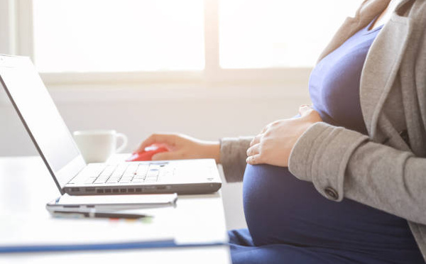MATERNITÉ ET CARRIÈRE : LE PRIX INVISIBLE QUE LES FEMMES CONTINUENT DE PAYER AU TRAVAIL